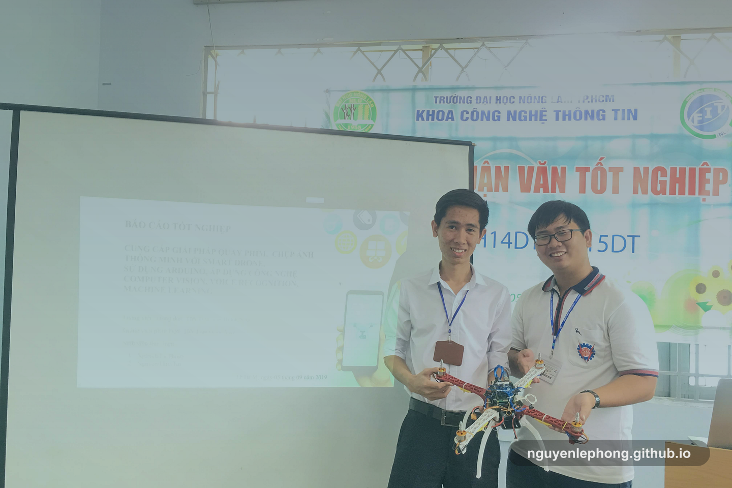 Một prototype drone nằm trên bàn làm việc cạnh laptop và màn hình, gợi đúng kiểu nguyên liệu thô mà team cần để suy nghĩ rõ.