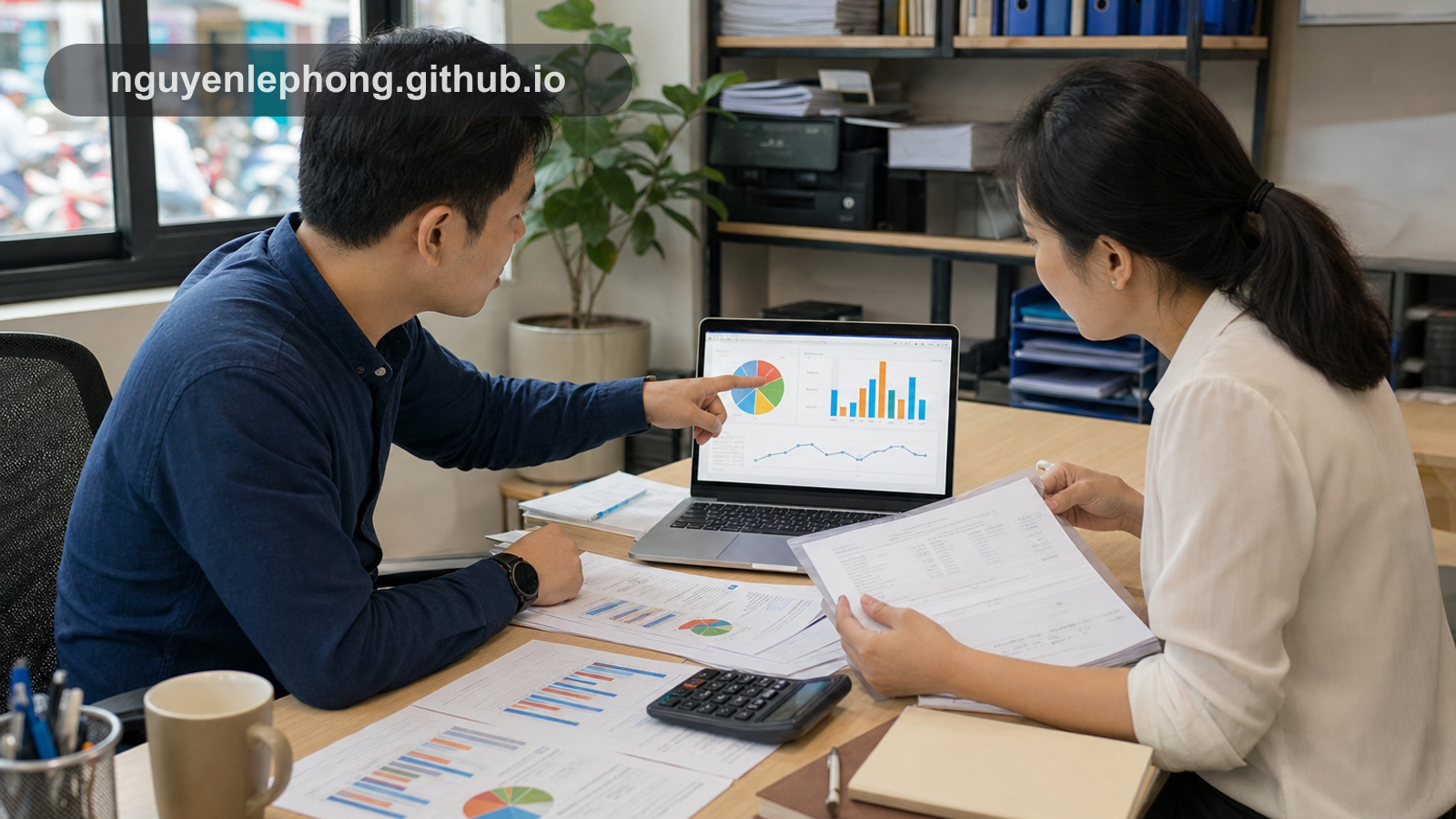 Hai đồng nghiệp cùng nhìn hóa đơn, biểu đồ và máy tính cầm tay để phân biệt sales, margin và lúc tiền thật sự về tài khoản.