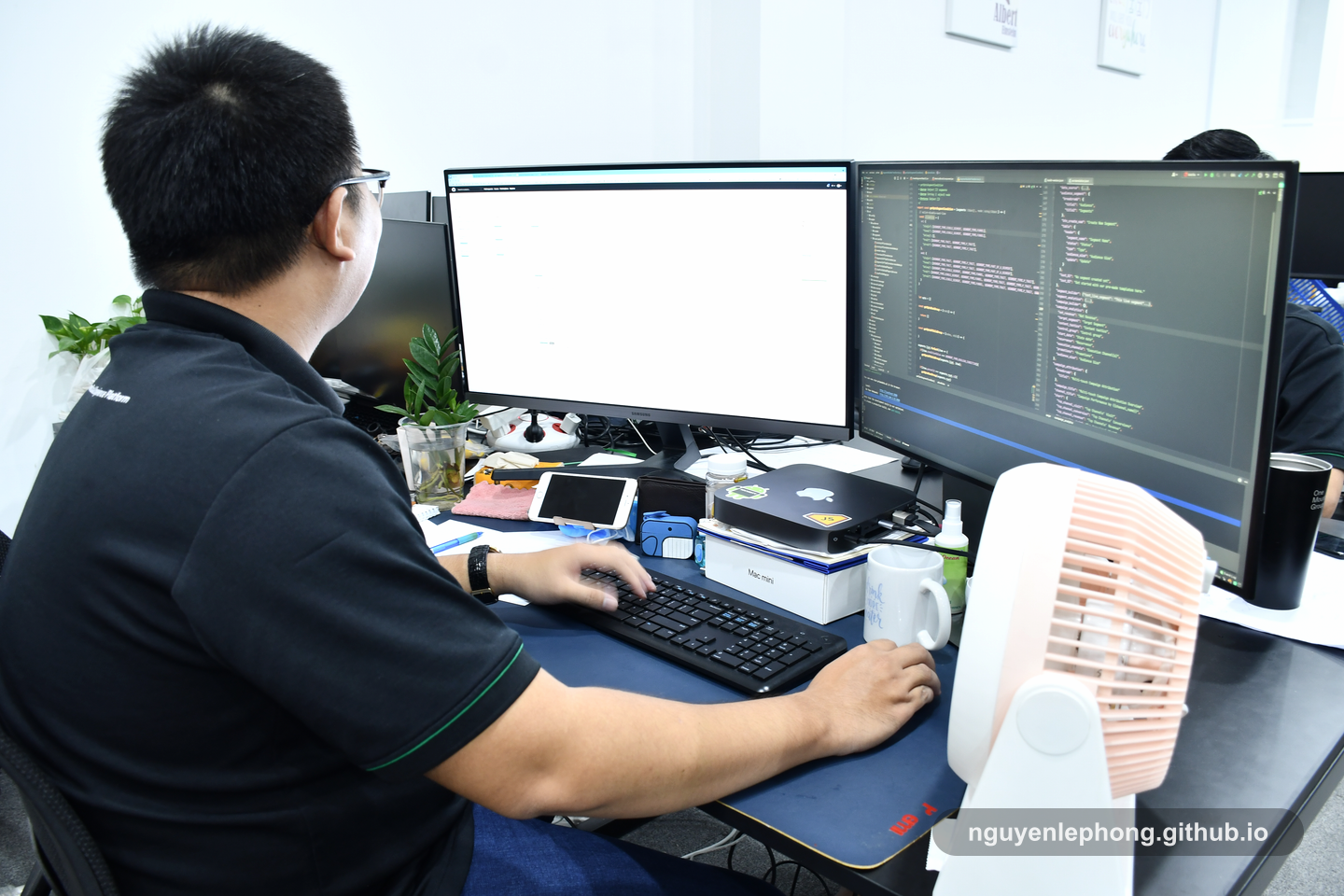 Nguyen Le Phong lần theo code trên bàn làm việc với hai màn hình, giữ cuộc đối thoại quanh một rule đủ bình tĩnh trước khi kéo cả hệ thống vào.