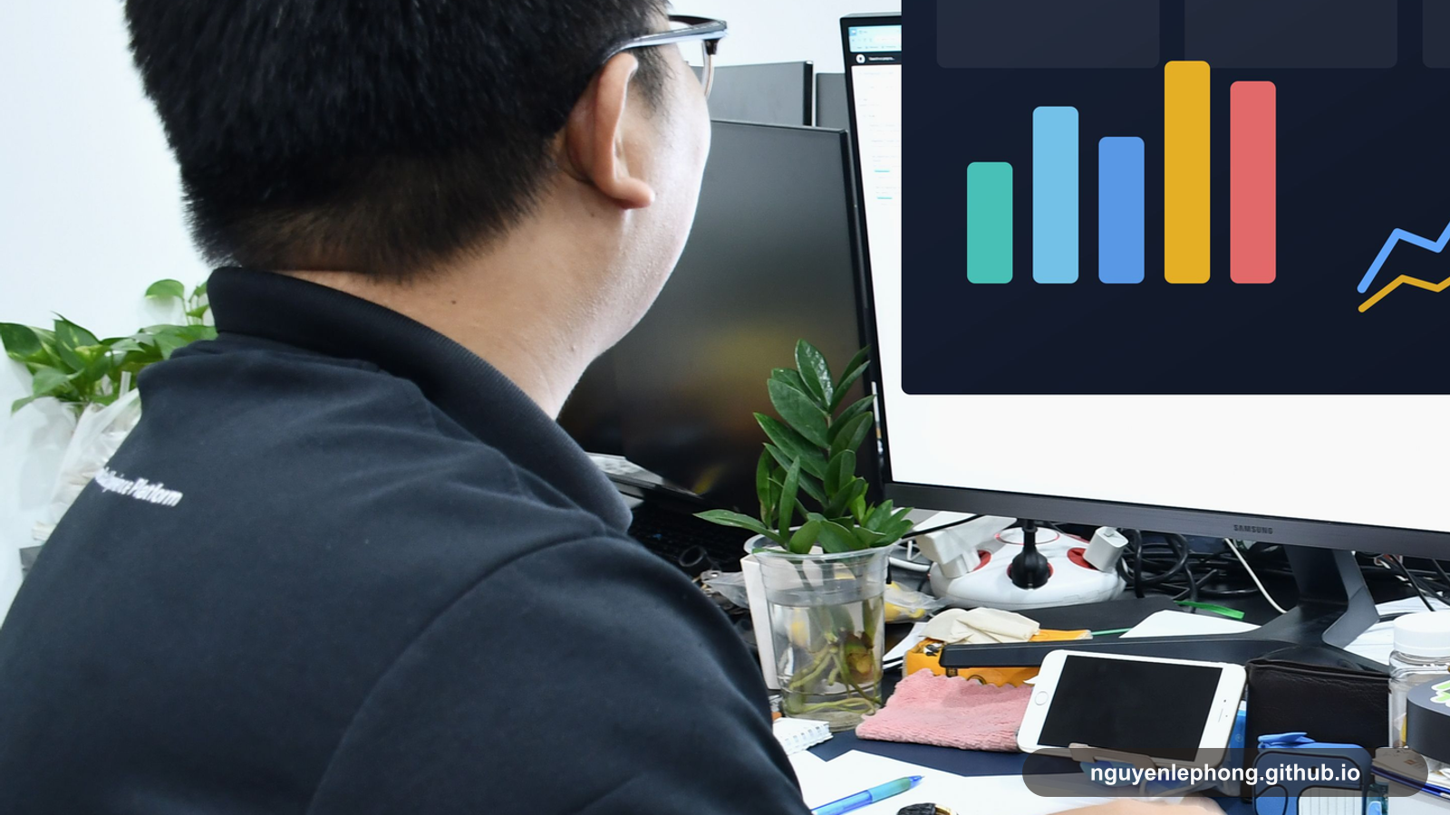 Nguyen Le Phong ngồi trước một dashboard và các tín hiệu workflow trong góc làm việc quen thuộc, nơi màn hình chiếm trọn sự chú ý trước một quyết định quan trọng.