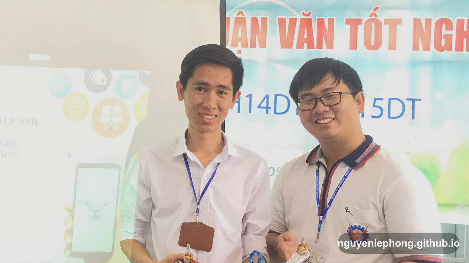 Nguyen Le Phong đứng cạnh một đồng đội sau buổi demo trong lớp, khi ý tưởng đã đủ cụ thể để mọi người cùng nhìn vào.