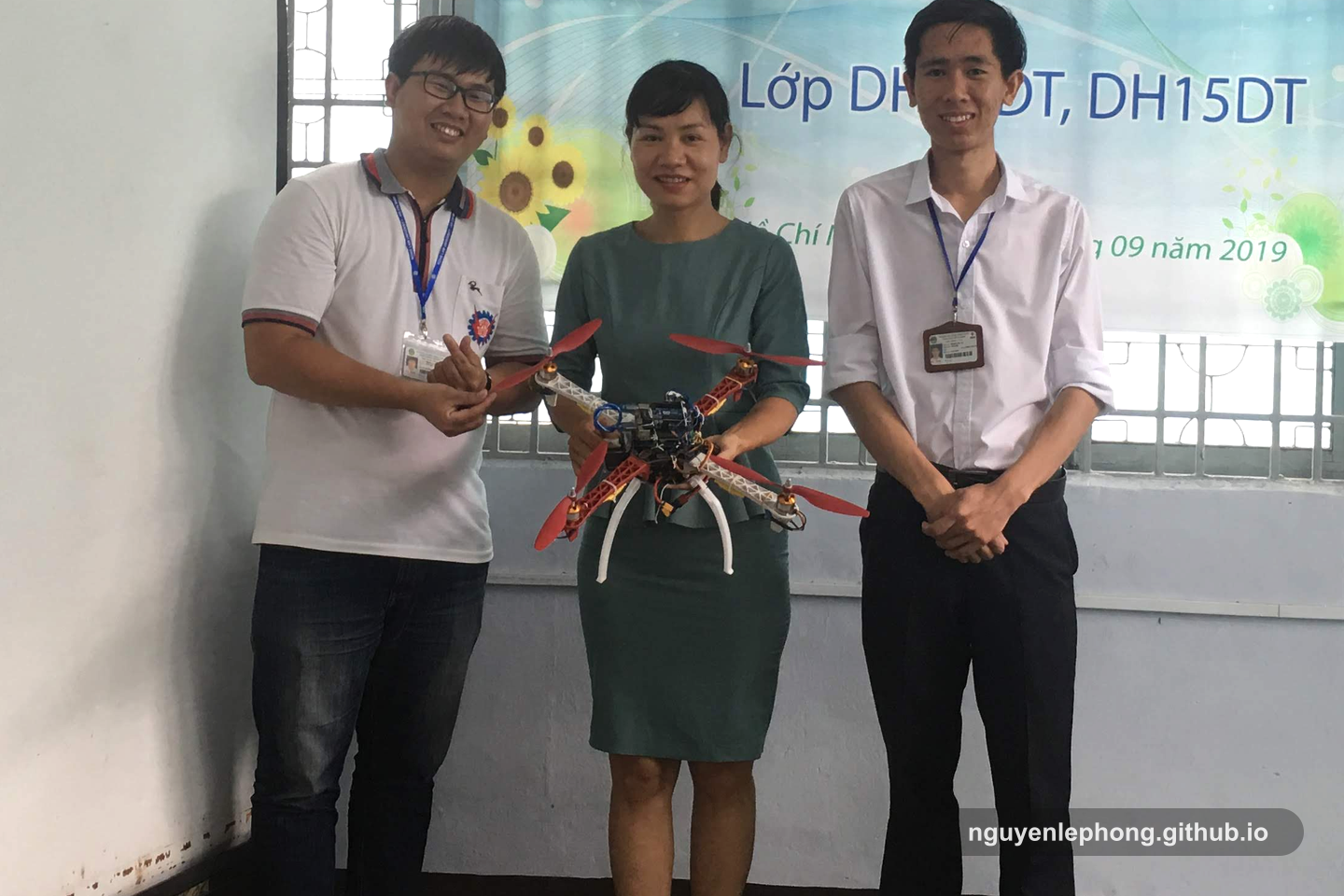 Nguyen Le Phong đứng cùng đồng đội bên một chiếc drone trong lúc trình bày dự án, nơi một claim kỹ thuật phải đi qua phần demo thật trước người khác.