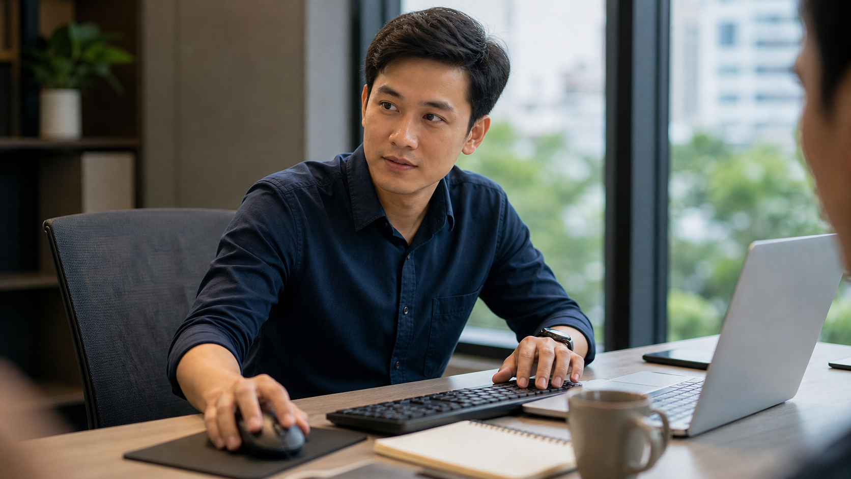 Nguyen Le Phong với bàn phím và chuột trên bàn làm việc, tay chạm rất quen như thể cơ thể đã học xong một vòng lặp.