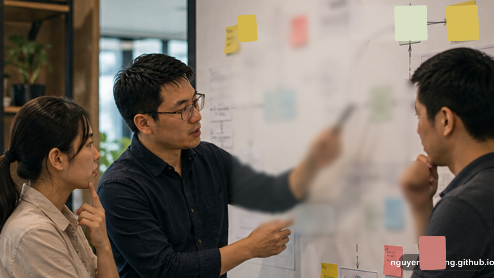 Nguyen Le Phong cùng hai đồng đội dò lại sơ đồ luồng việc trên bảng để tìm đúng bottleneck thay vì đổ lỗi cho triệu chứng gần nhất.