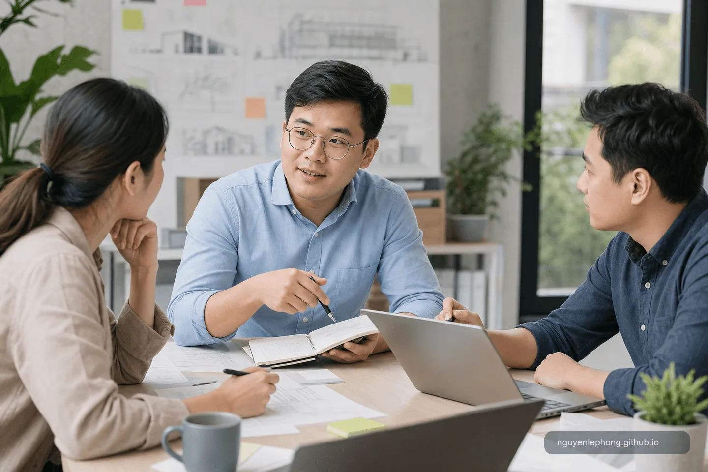 Một nhóm engineering nhỏ trao đổi quanh sổ tay và laptop để biến feedback thành behavior, impact và request cụ thể.
