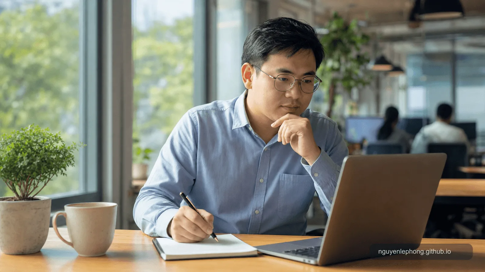 Một engineer mặc áo xanh nhạt chỉnh lại comment code review bên laptop, ly cà phê và sổ tay.