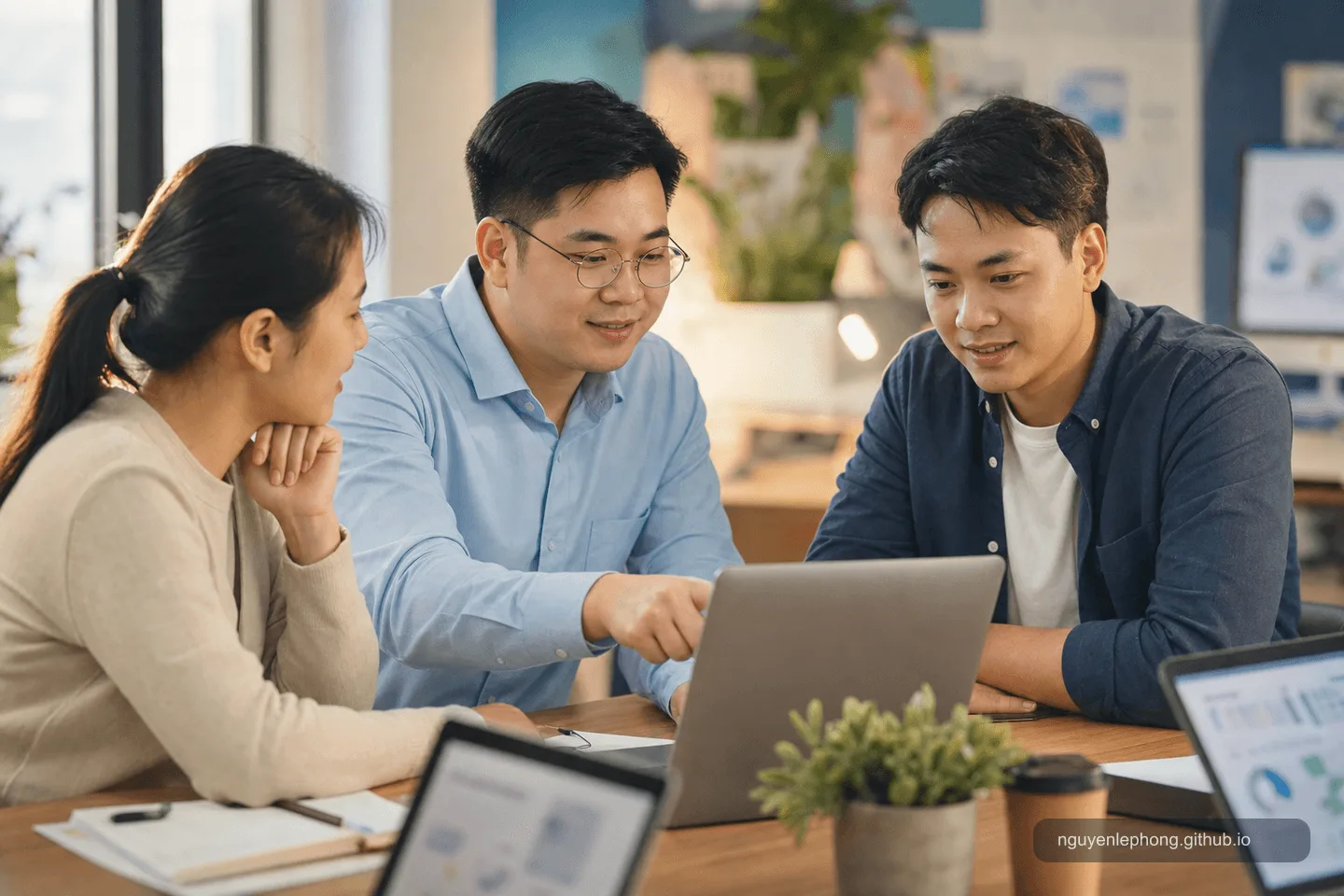 Ba teammate cùng xem laptop sau release, trong một cuộc follow-up bình tĩnh ghi nhận sự tiến bộ.