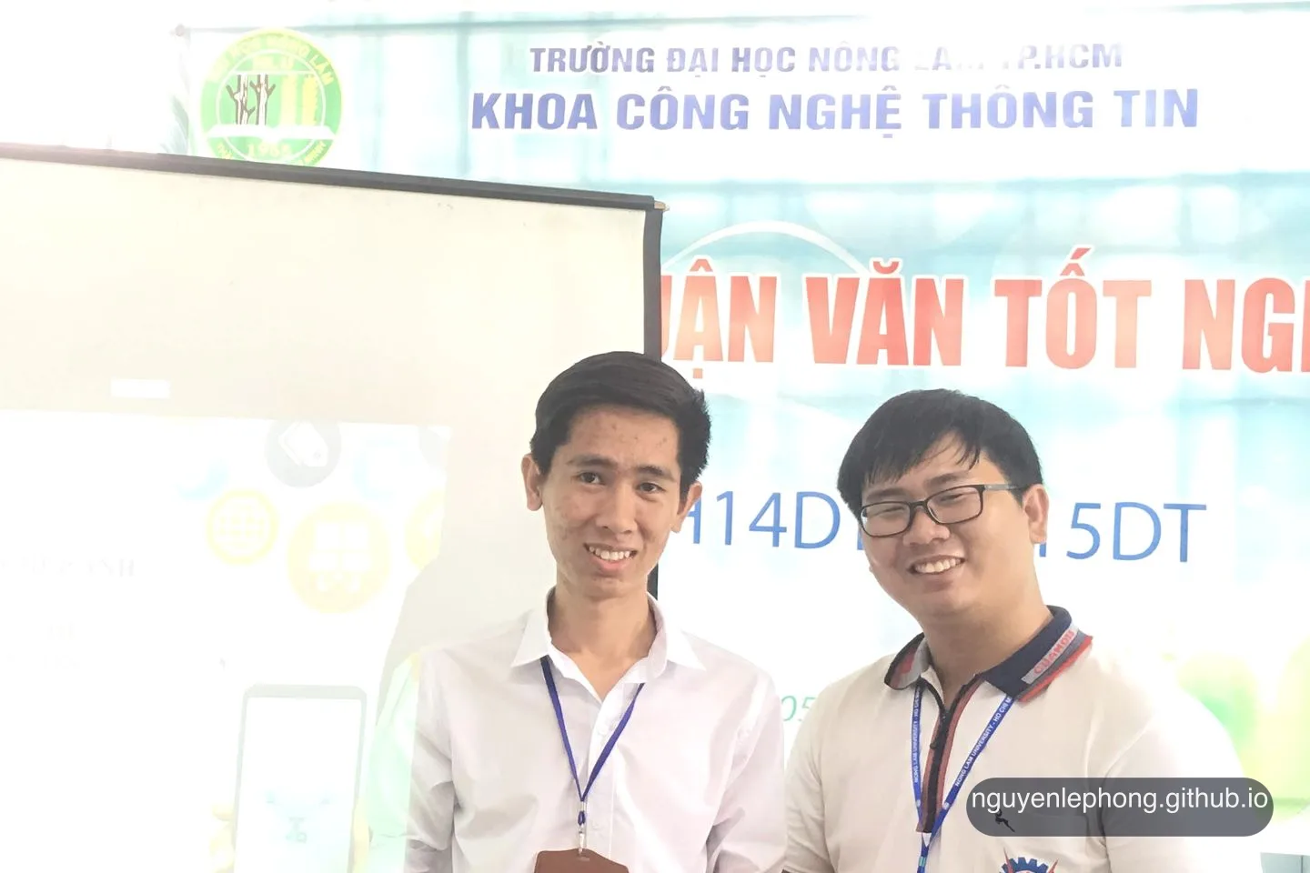 Nguyen Le Phong đứng cùng teammate sau một buổi demo đồ án drone ở đại học, gợi lại cách tiềm năng hiện ra qua công việc cụ thể và vòng lặp cải thiện.