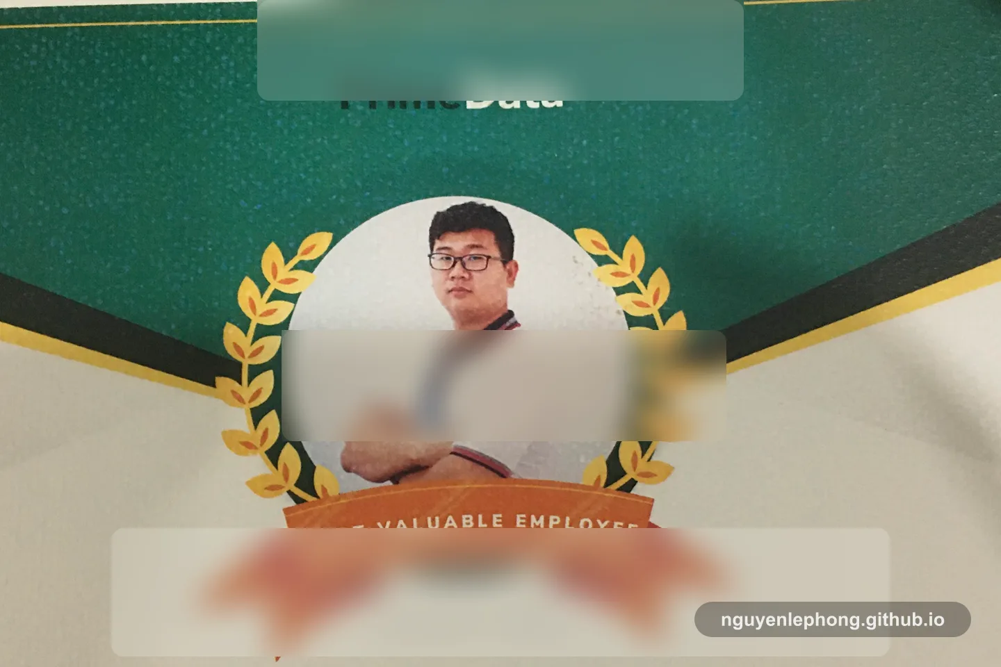 Một khung vinh danh nhân viên có chân dung Nguyen Le Phong được chụp cận cảnh, với vòng nguyệt quế bao quanh ở chính giữa.