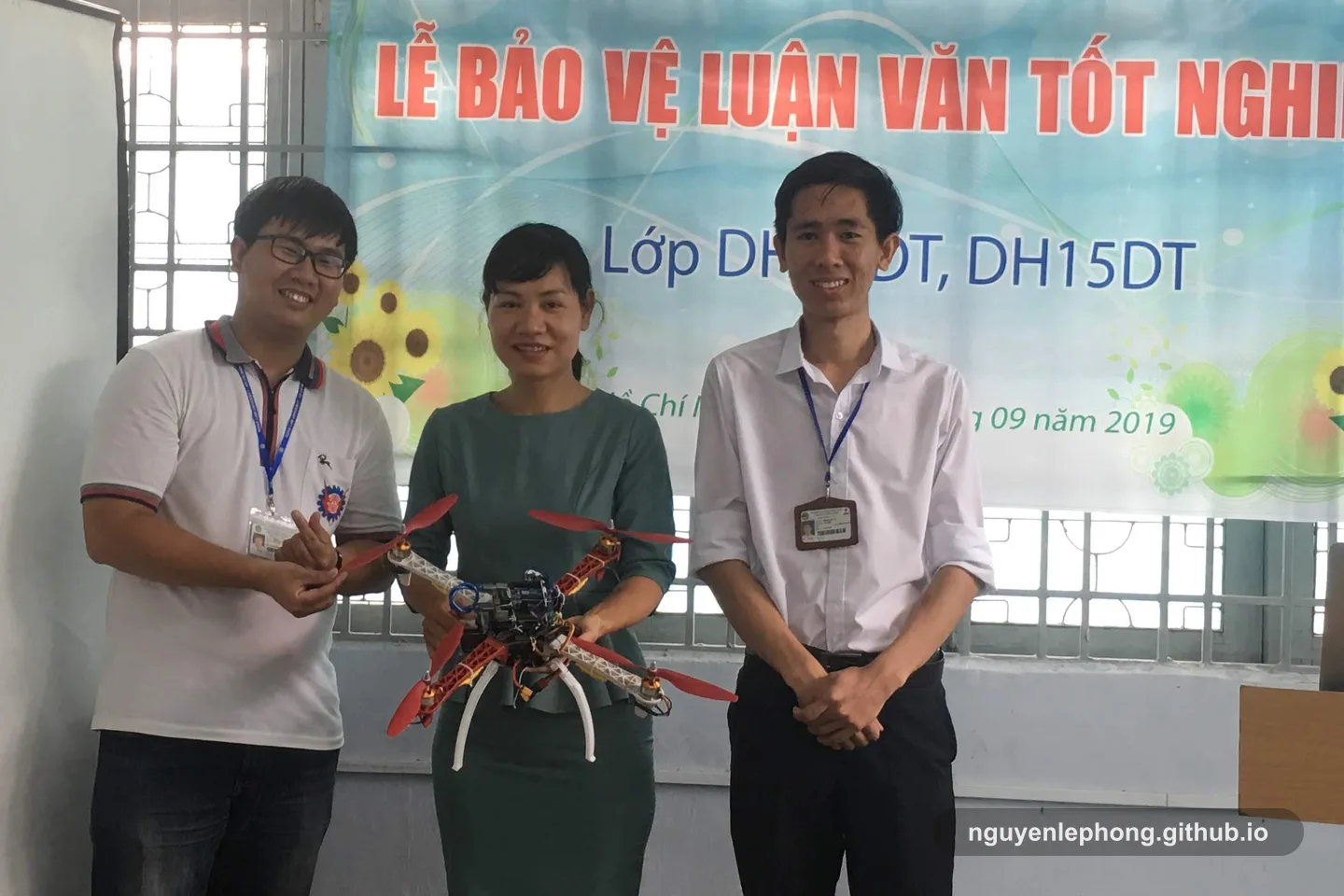 Nguyen Le Phong và các đồng đội giới thiệu mẫu drone trong một buổi bảo vệ ở TP.HCM.
