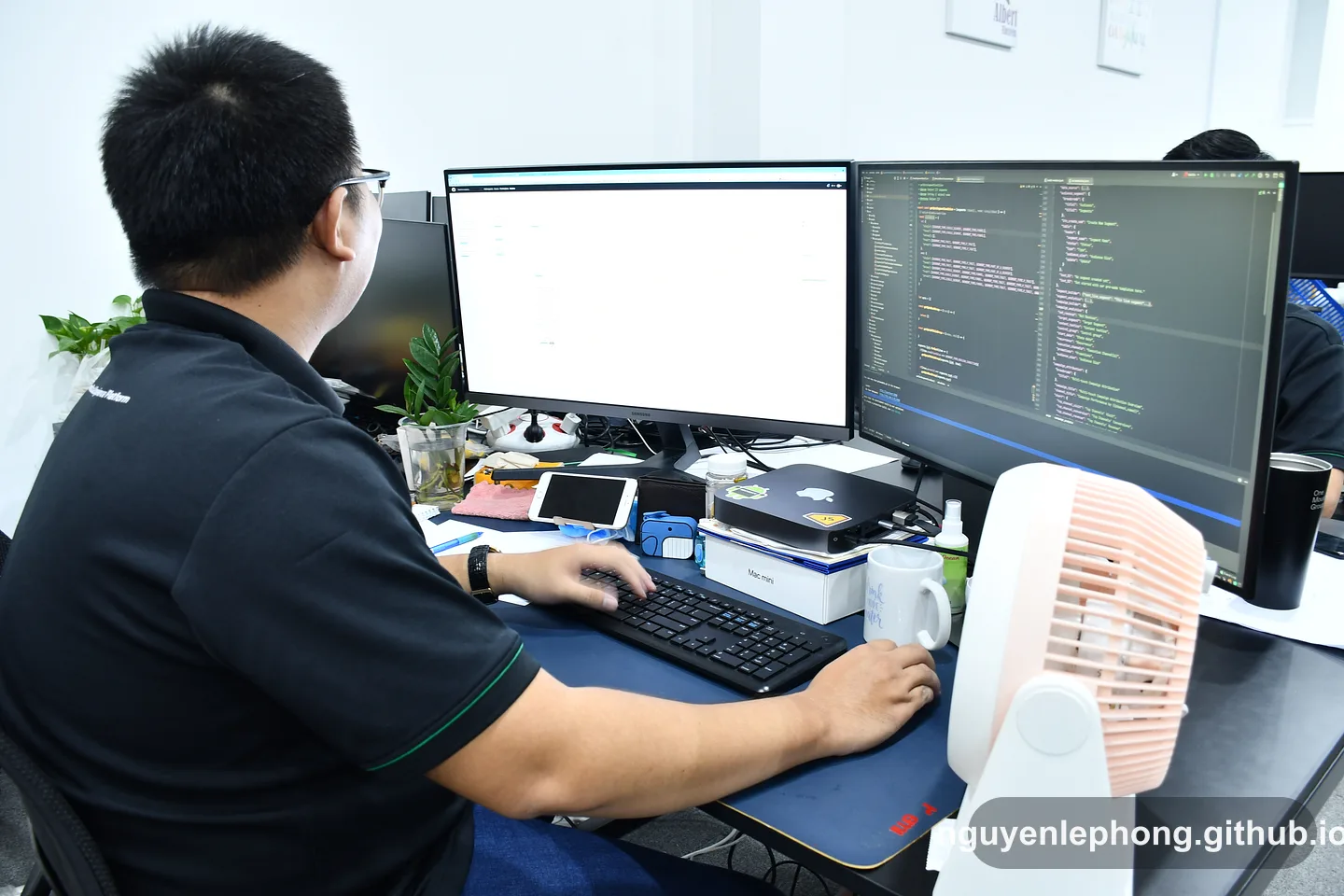 Nguyen Le Phong nhìn qua hai màn hình, code và những vật dụng trên bàn khi biến chi tiết còn thô thành một cấu trúc đủ để suy nghĩ rõ hơn.