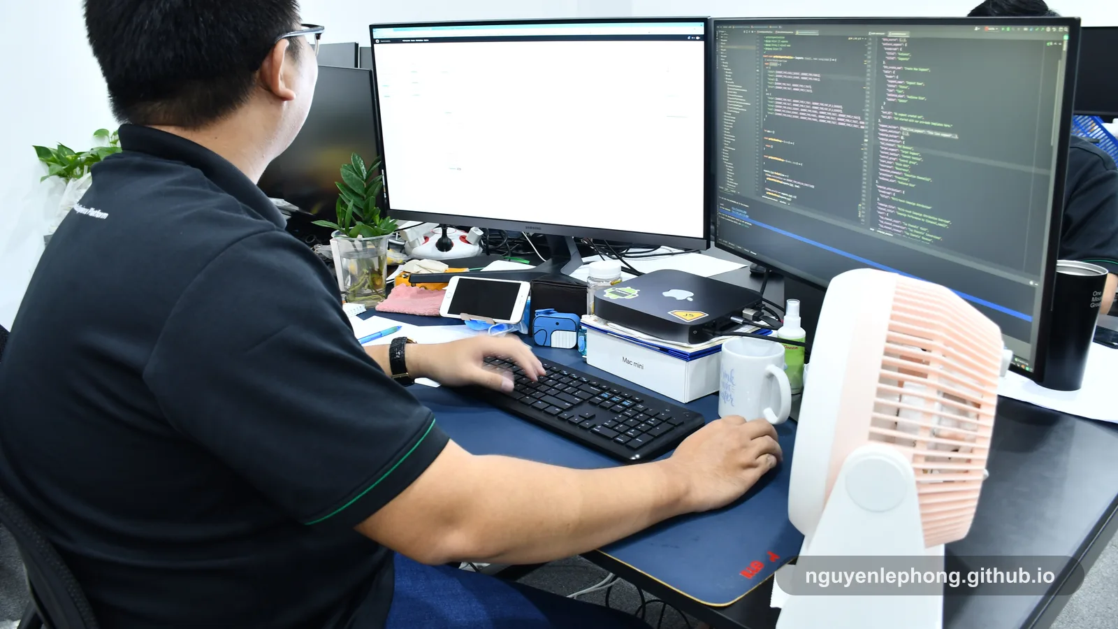 Nguyễn Lê Phong ngồi làm việc trước hai màn hình trong một khoảnh khắc rất bình thường, ngay trước khi một release yên ắng chuyển thành production incident.