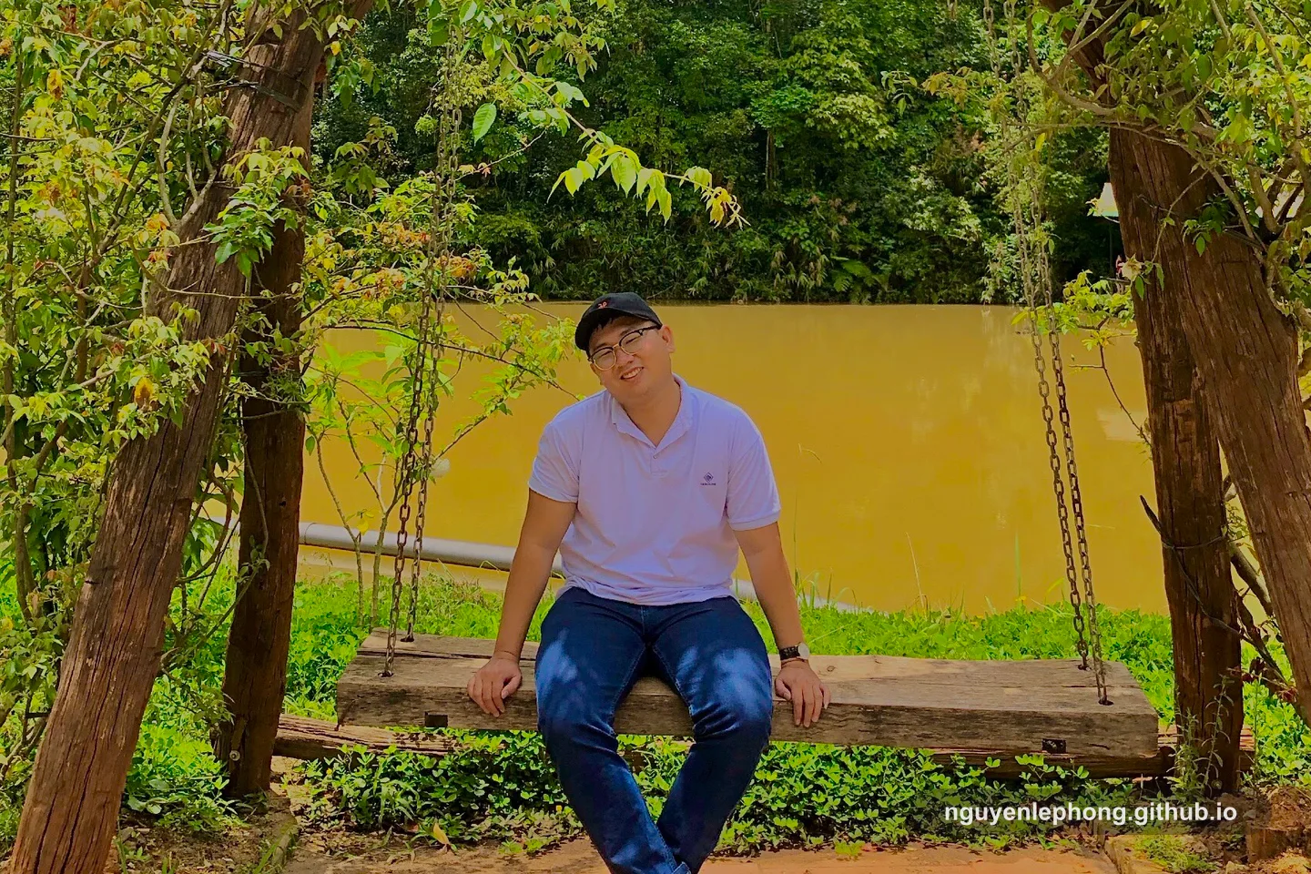 Nguyễn Lê Phong ngồi một mình trên chiếc xích đu gỗ ngoài trời, lấy đủ khoảng lùi để tách sự quan tâm khỏi nghĩa vụ kéo dài vô hạn.