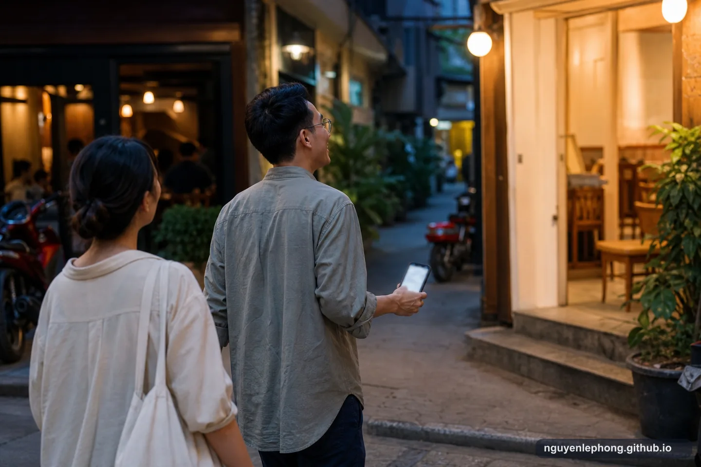 Hai người bước về phía một quán ăn sáng đèn trên con phố tối sau khi đã chọn hướng đi.