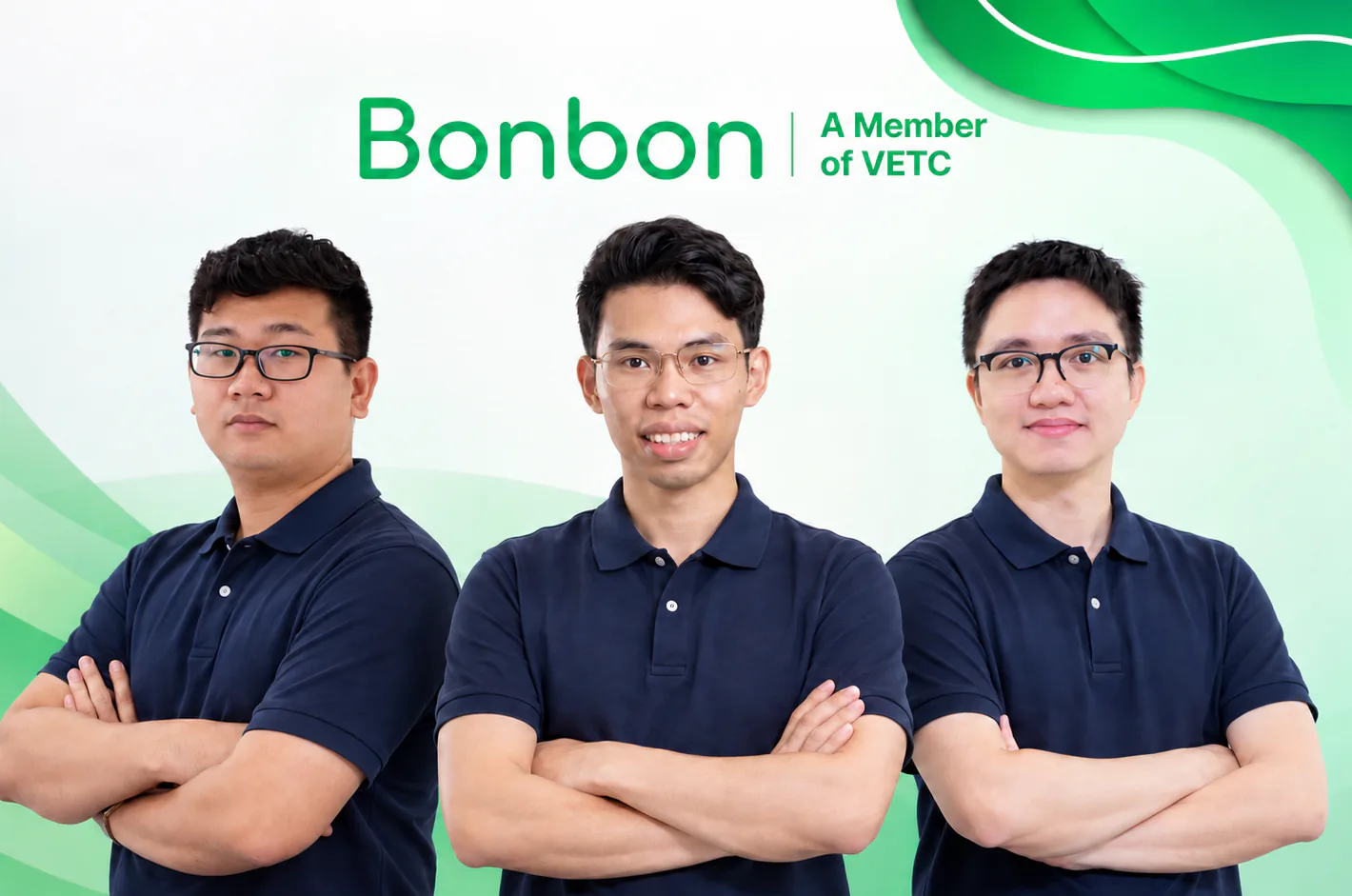 Ba nhà đồng sáng lập BonBon là Nguyễn Chí Dũng, Vũ Duy Hưng và Nguyễn Lê Phong, mặc áo polo xanh navy, đứng khoanh tay trước logo Bonbon, A Member of VETC.