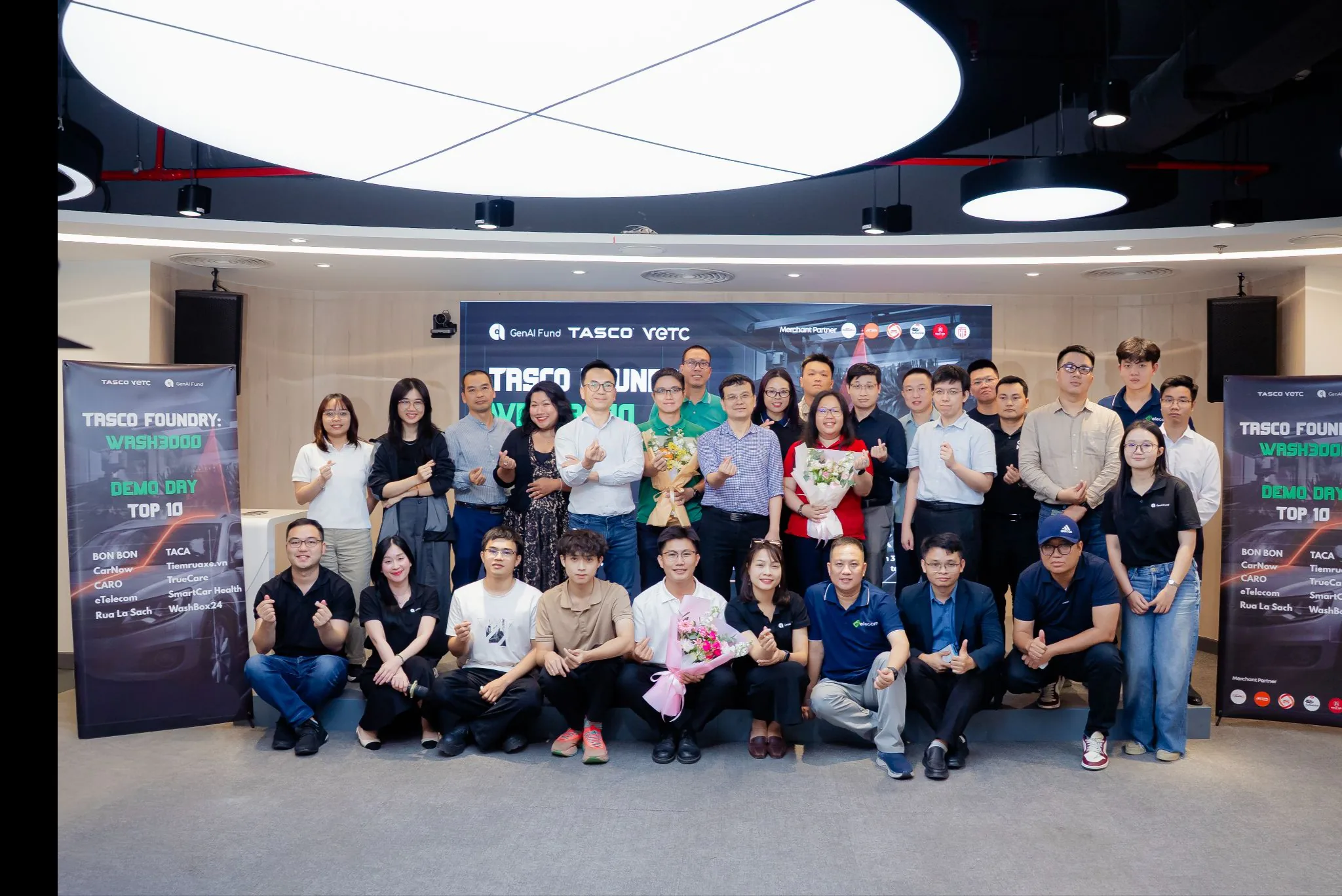 Ảnh chụp chung tại Demo Day Tasco Foundry: Wash3000 với đại diện Tasco, VETC, GenAI Fund và các đội trong Top 10, trong đó có BonBon.
